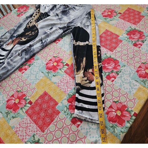 Queen G. Botique Black and White Graphic Oversized Tunic - Picture 12 of 13